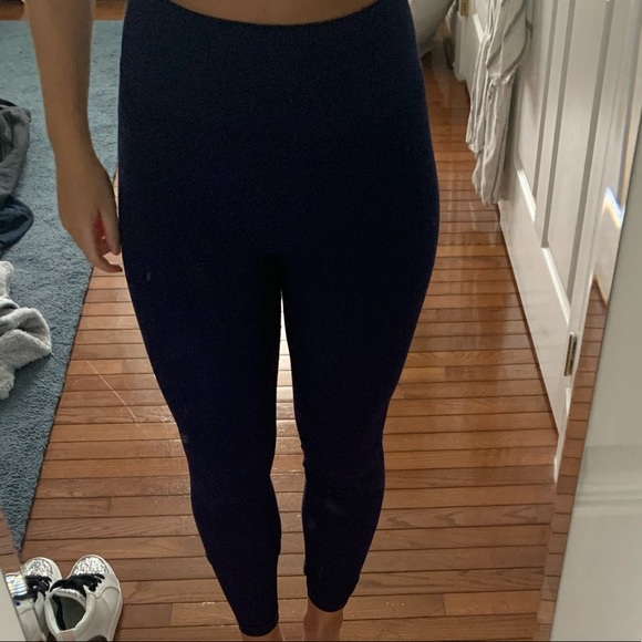 Seamless high waisted navy lululemon leggings - Picture 4 of 4
